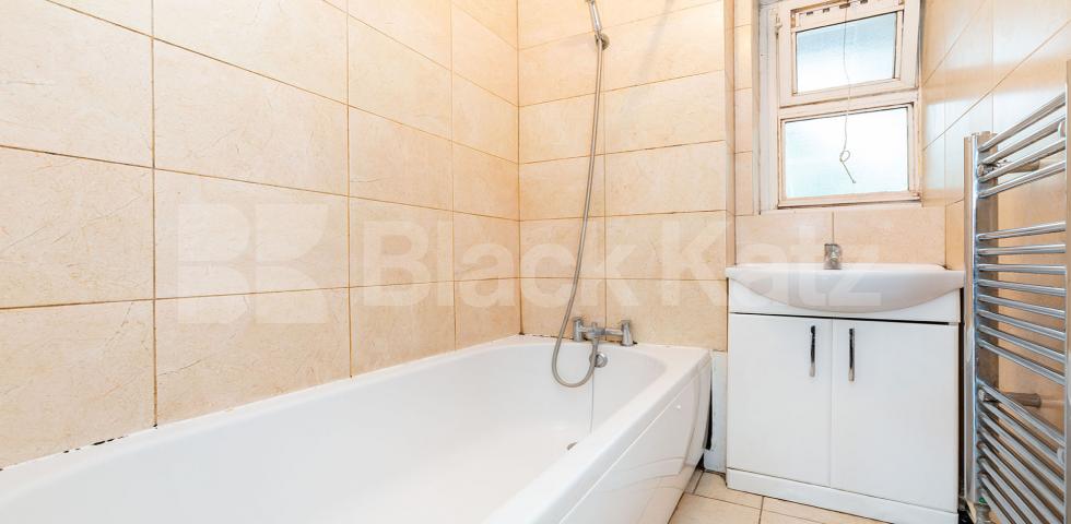 3 good size double bedrooms plus a spacious lounge in hackney Amhurst Road, Hackney